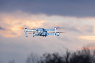 Uçan bir dronun görüntüsü..