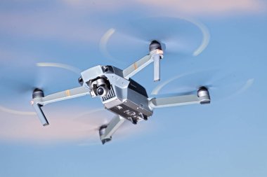 Uçan bir dronun görüntüsü..