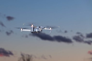 Uçan bir dronun görüntüsü..