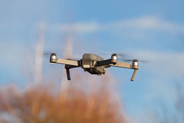 Uçan bir dronun görüntüsü..