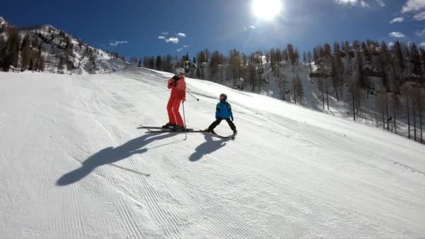 Alp Ler Tatil Köyünde Kayak Yapıyor Küçük Bir Çocuk Yaşındaki — Stok video