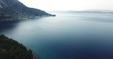 Hırvatistan'da güzel plaj havadan görünümü. Stabilize 4k video.