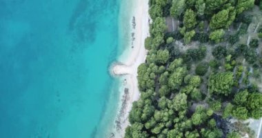 Hırvatistan'da güzel plaj havadan görünümü. Stabilize 4k video.
