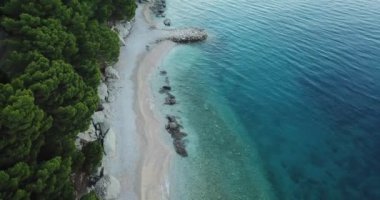 Hırvatistan'da güzel plaj havadan görünümü. Stabilize 4k video.