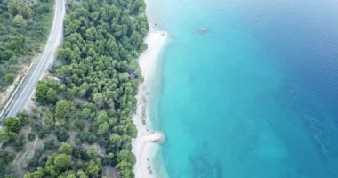 Hırvatistan'da güzel plaj havadan görünümü. Stabilize 4k video.