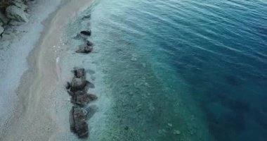 Hırvatistan'da güzel plaj havadan görünümü. Stabilize 4k video.
