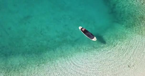 Hora Verano Junto Mar Vista Aérea Del Niño Paddleboard Lindo — Vídeo de stock