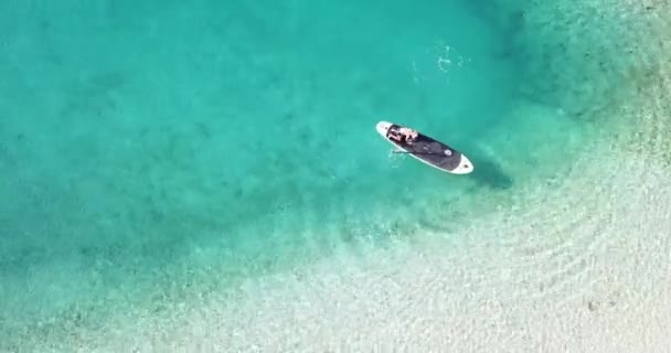 Hora Verano Junto Mar Vista Aérea Del Niño Paddleboard Lindo — Vídeo de stock