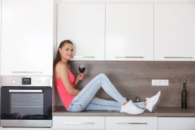 Bir kadeh şarabı olan genç bir kadın..