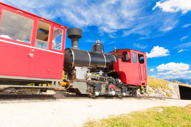 Buharlı tren bir güzel Alp peyzaj.