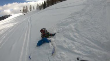 Freeride kayak. Küçük çocuk vahşi doğada kayak yapıyor. 5 yaşındaki bir çocuk Alp tatil beldesinde bir kış tatili sahiptir. Sabit atış. Yavaş çekim.