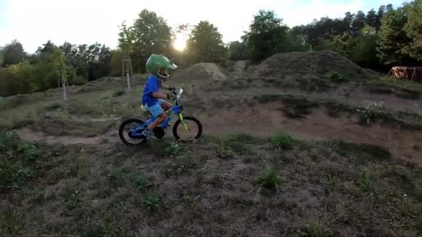 Хлопчик Любить Їздити Bmx Треку Маленький Хлопчик Тренується Велосипеді — стокове відео