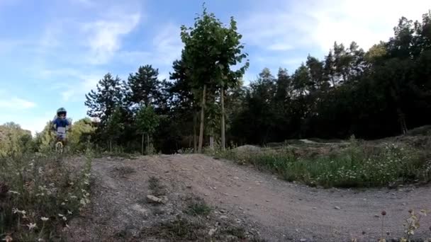 Menino Gosta Passeio Pista Bmx Menino Treinando Sua Bicicleta — Vídeo de Stock