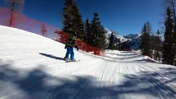 Bambino Anni Gode Una Vacanza Invernale Nella Località Alpina Filmati — Video Stock