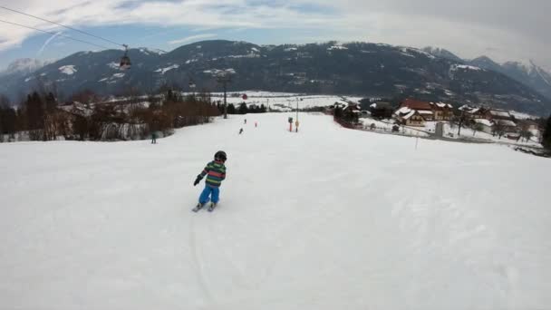 Ein Jähriges Kind Genießt Den Winterurlaub Alpinen Skigebiet Stabilisiertes Filmmaterial — Stockvideo