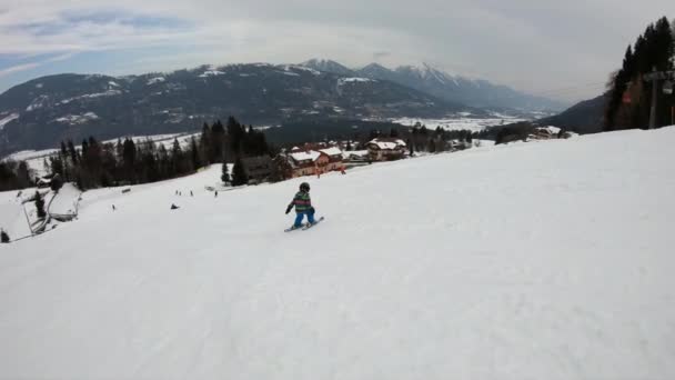 Niño Años Disfruta Unas Vacaciones Invierno Estación Alpina Imágenes Estabilizadas — Vídeos de Stock