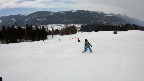 Niño Años Disfruta Unas Vacaciones Invierno Estación Alpina Imágenes Estabilizadas — Vídeos de Stock