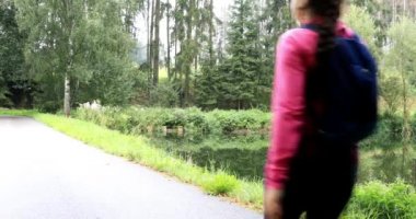 Ormanda yürüyüşe katılan genç kadın. Hızlı yürüyüş. Kız sağlık yaşam tarzı itiraf ediyor. Sığ Dof.