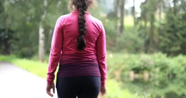 Ung Kvinna Tar Promenad Skogen Snabb Promenad Flickan Bekänner Hälsa — Stockvideo