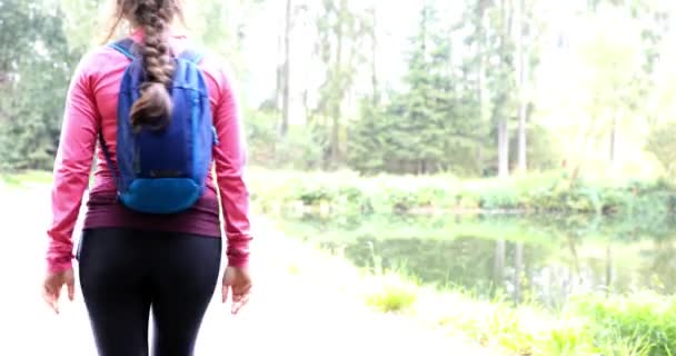 Jonge Vrouw Het Nemen Van Een Wandeling Het Bos Korte — Stockvideo