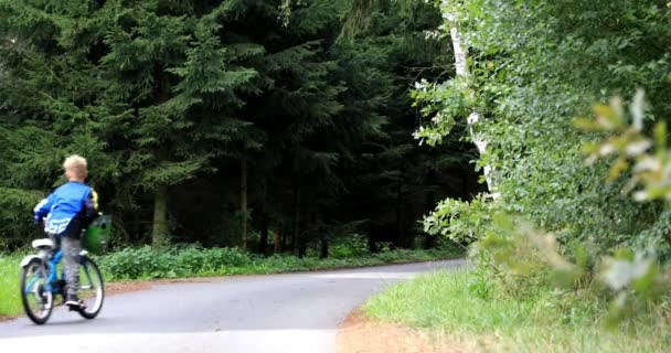 Rapazinho Cavalgar Numa Pista Difícil Floresta Comboios Infantis Downhill — Vídeo de Stock