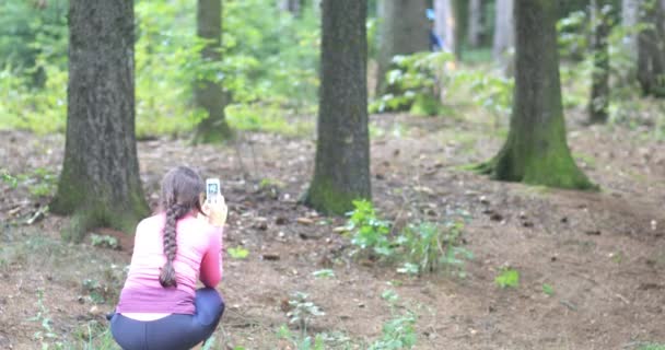 Petit Garçon Chevauchant Une Piste Difficile Dans Forêt Mère Lui — Video