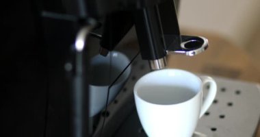 Kahve makinesiyle sade kahve hazırlıyorum. Espresso yapmaya çok yaklaştım. Ağır çekim. Sığ DOF.