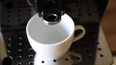 Kahve makinesiyle sade kahve hazırlıyorum. Espresso yapmaya çok yaklaştım. Ağır çekim. Sığ DOF.