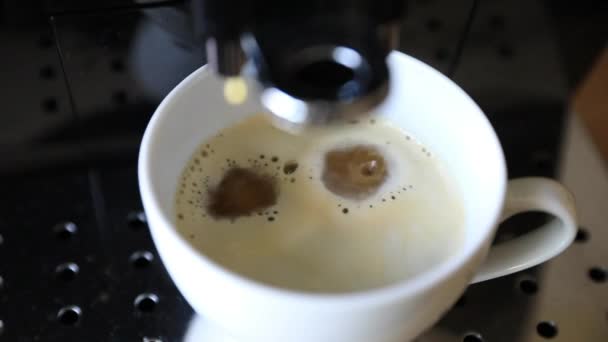 Подготовка Черного Кофе Кофеваркой Крупный План Приготовления Эспрессо Медленное Движение — стоковое видео
