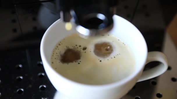 Préparation de café noir avec machine à café. Gros plan sur la fabrication d'espresso. Au ralenti. DOF peu profond.