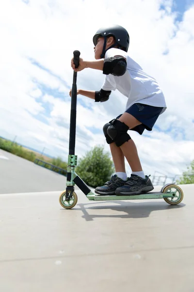 Küçük Tatlı Bir Çocuk Kaykay Parkında Scooter Sürüyor Genç Bir — Stok fotoğraf