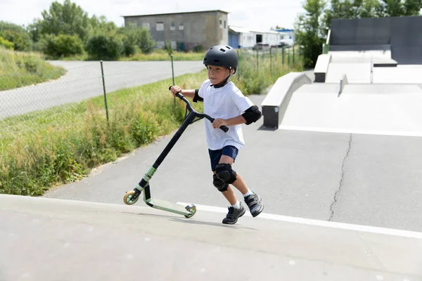 Ragazzino Carino Cavalca Uno Scooter Uno Skatepark Giovane Atleta Alle — Foto Stock