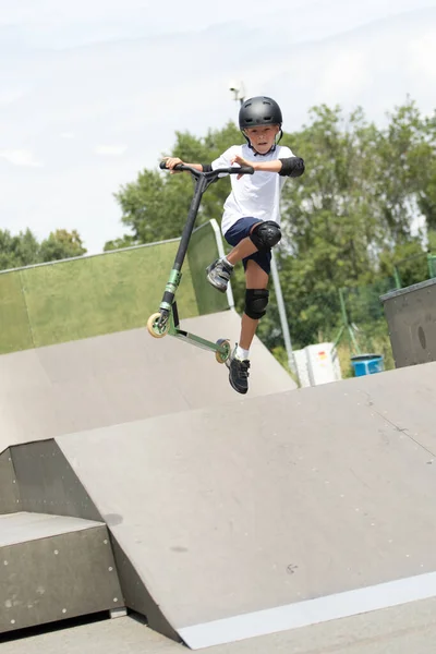 Chute Sautant Petit Garçon Mignon Monte Scooter Dans Skatepark Jeune — Photo