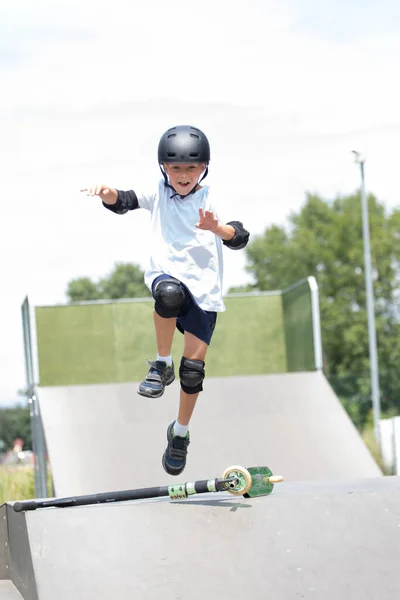Chute Sautant Petit Garçon Mignon Monte Scooter Dans Skatepark Jeune — Photo