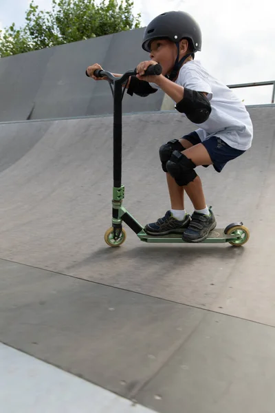 Ragazzino Carino Cavalca Uno Scooter Uno Skatepark Giovane Atleta Alle — Foto Stock