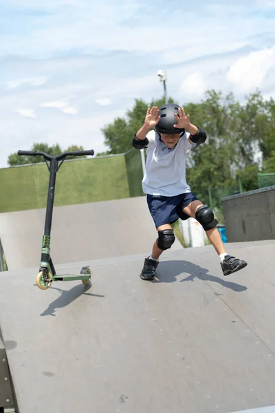 Caída Mientras Salta Niño Lindo Monta Una Scooter Skatepark Joven —  Fotos de Stock