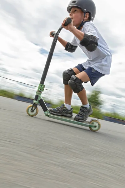 Menino Bonito Monta Uma Scooter Parque Skate Jovem Atleta Novato — Fotografia de Stock