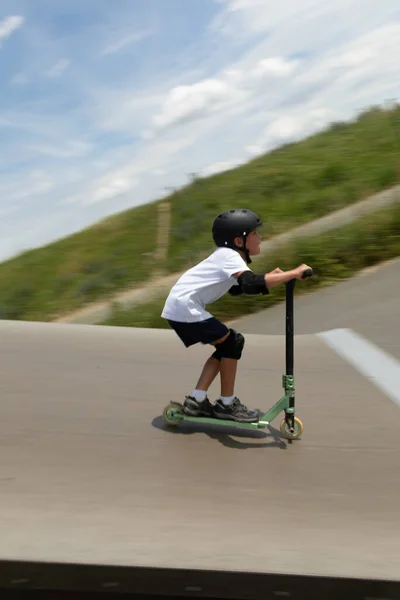 Küçük Tatlı Bir Çocuk Kaykay Parkında Scooter Sürüyor Genç Bir — Stok fotoğraf