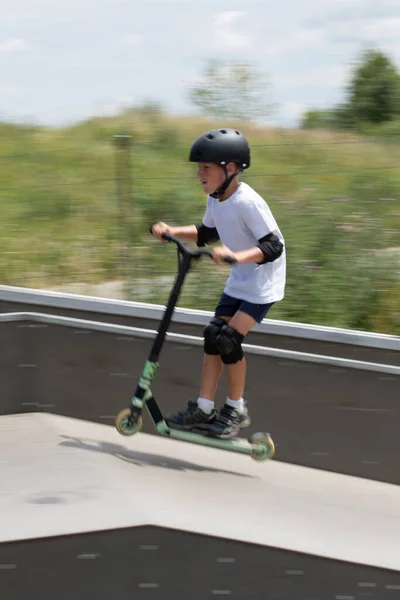 Menino Bonito Monta Uma Scooter Parque Skate Jovem Atleta Novato — Fotografia de Stock