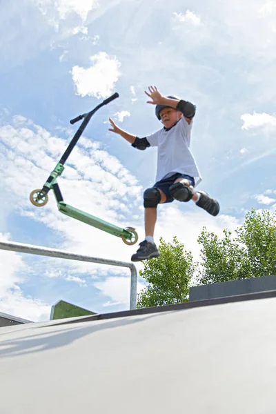 Upadek Podczas Skoków Słodki Chłopczyk Jeździ Skuterze Skateparku Młody Początkujący — Zdjęcie stockowe