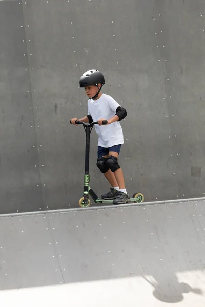 Ένα Χαριτωμένο Μικρό Αγόρι Οδηγεί Ένα Σκούτερ Ένα Skatepark Ένας — Φωτογραφία Αρχείου