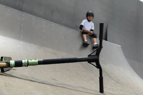 Niño Lindo Monta Una Scooter Parque Skate Joven Atleta Novato —  Fotos de Stock