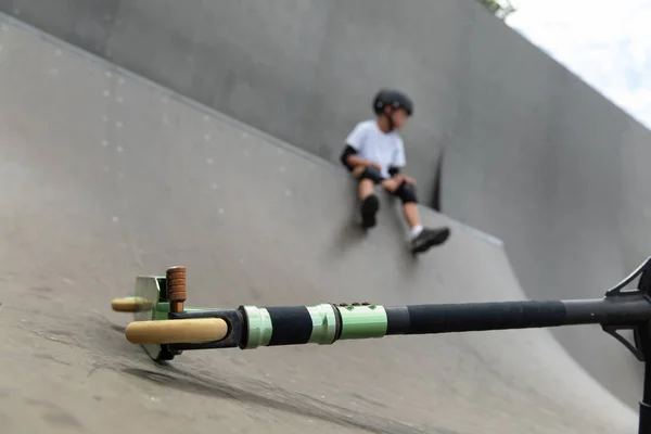 Menino Bonito Monta Uma Scooter Parque Skate Jovem Atleta Novato — Fotografia de Stock