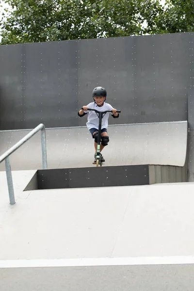 Menino Bonito Monta Uma Scooter Parque Skate Jovem Atleta Novato — Fotografia de Stock