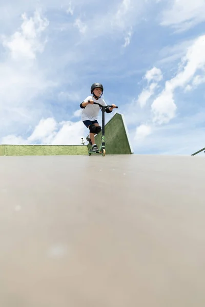 Mignon Petit Garçon Fait Scooter Dans Skatepark Jeune Athlète Novice — Photo