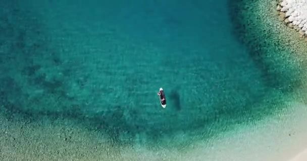 Sommartid Vid Havet Flygfoto Barn Paddelbräda Söta Barn Lär Sig — Stockvideo