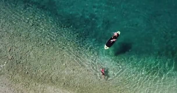 Léto Moře Letecký Pohled Dítě Paddleboardu Roztomilé Dítě Učí Paddleboardu — Stock video