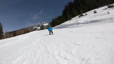 Küçük çocuk kayak yapıyor. 6 yaşındaki bir çocuk Alp tatil beldesinde kış tatilinin tadını çıkarıyor. Sabit görüntü. Yavaş çekim. 