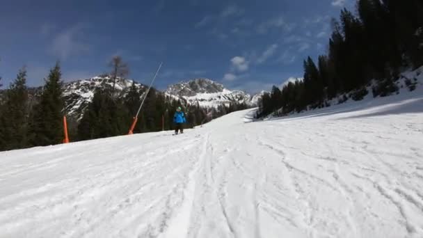 Freestyle Skiën Een Jongetje Dat Een Snowpark Springt Een Jarig — Stockvideo