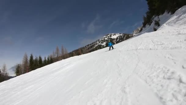 Fristilsåkning Liten Pojke Som Hoppar Snöpark Ett Årigt Barn Njuter — Stockvideo